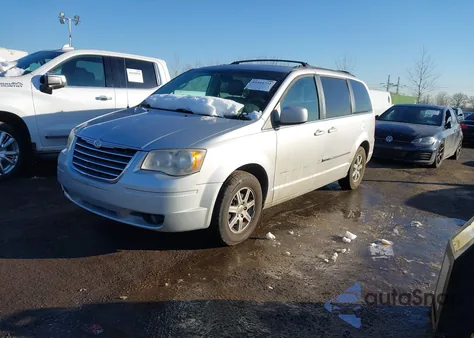 2010 Chrysler Town & Country Touring z USA, uszkodzony, nr VIN 2A4RR5D17AR468080